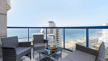 Apartment, Non Smoking, Pool Access | Front of property