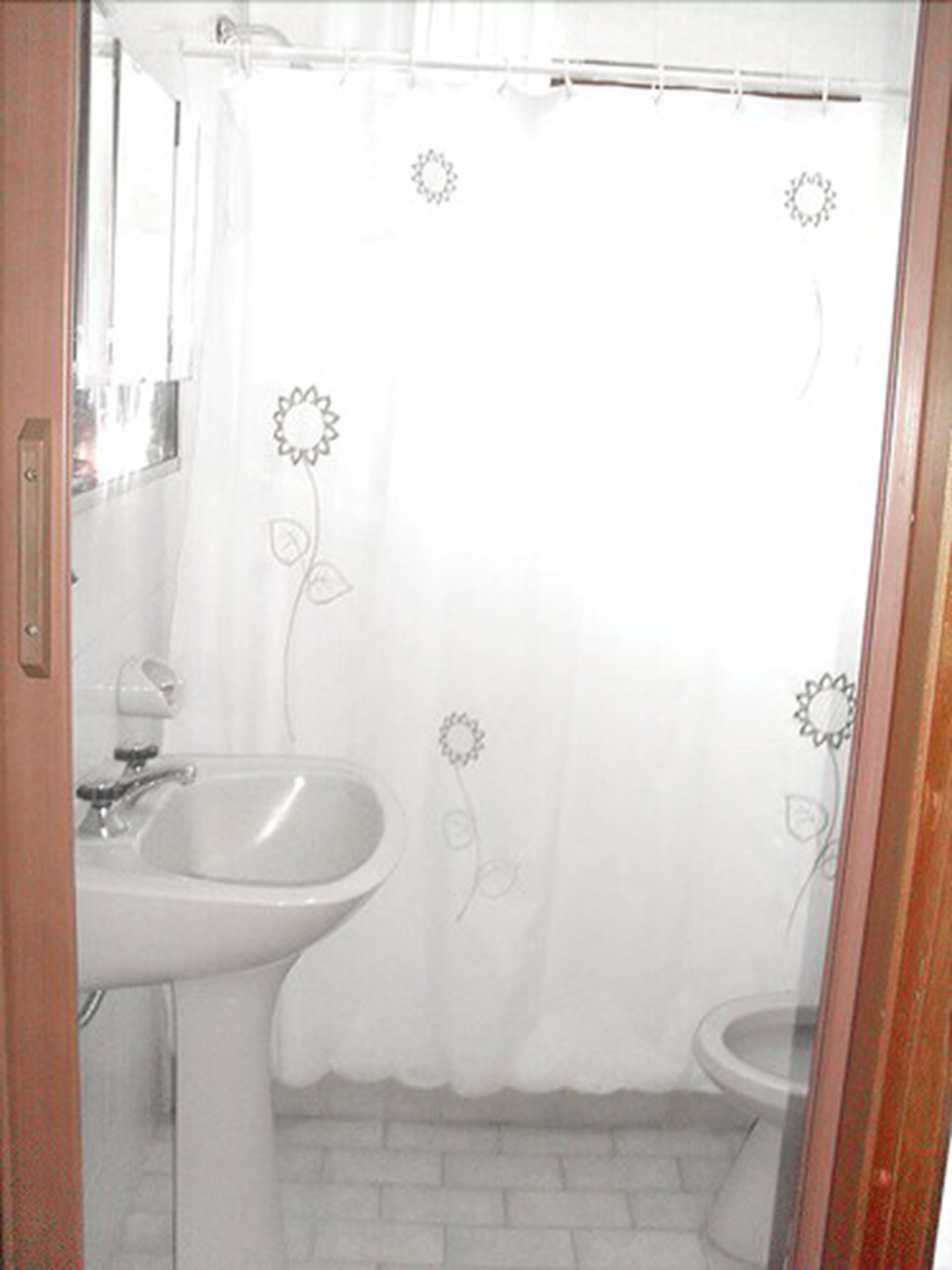 Shower, pancuran hujan,  dan handuk