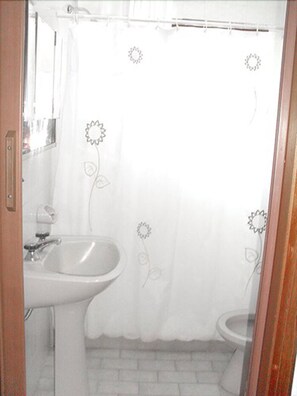 Shower, rainfall showerhead, towels - Apart Hotel Santa Lucia (Mar del Plata)