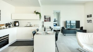 Apartment, Poolzugang, Meerblick | Eigene Küche | Wasserkocher mit Kaffee-/Teezubehör, Kühlschrank, Mikrowelle, Ofen