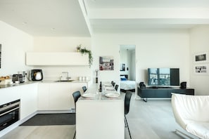 Apartamento, acesso à piscina, vista para o mar | Cozinha privada | Geladeira, micro-ondas, fogão, cooktop