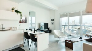 Apartment, Poolzugang, Meerblick | Essbereich im Zimmer