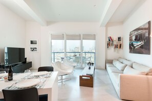 Apartemen, akses ke kolam renang, pemandangan laut | Area keluarga | TV LCD