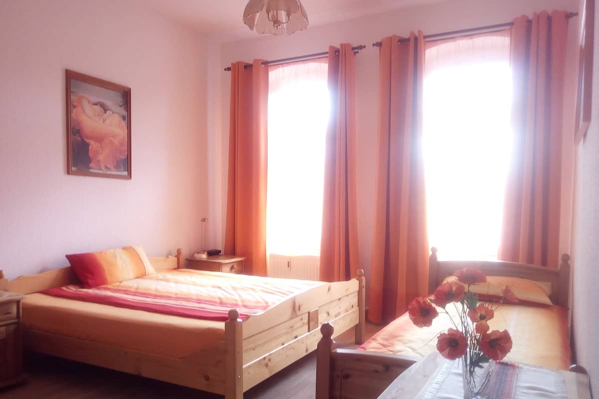 Comfort Apartment, Kitchen, Ground Floor (Albert) | Blackout drapes, iron/ironing board, WiFi (free), individually decorated