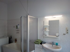 Comfort-Apartment, Küche, Erdgeschoss (Albert) | Badezimmerausstattung | Duschwanne, kostenlose Toilettenartikel, Haartrockner, Hausschuhe