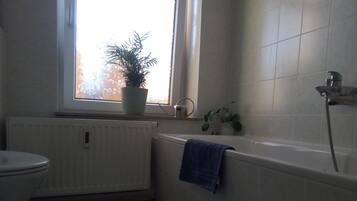 Apartment, 3 Bedrooms, Kitchen (Arthur) | Bathroom amenities | Combined shower/bathtub, free toiletries, hair dryer, slippers