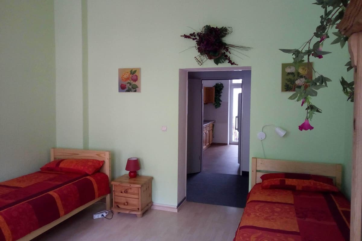 Apartment, 3 Bedrooms, Kitchen (Arthur) | Blackout drapes, iron/ironing board, WiFi (free), individually decorated
