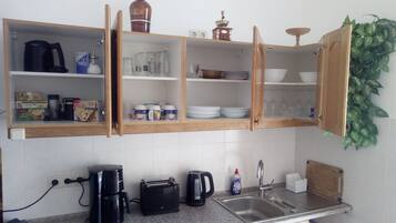 Apartment, 3 Bedrooms, Kitchen (Arthur) | Private kitchen | Fridge, microwave, oven, stovetop