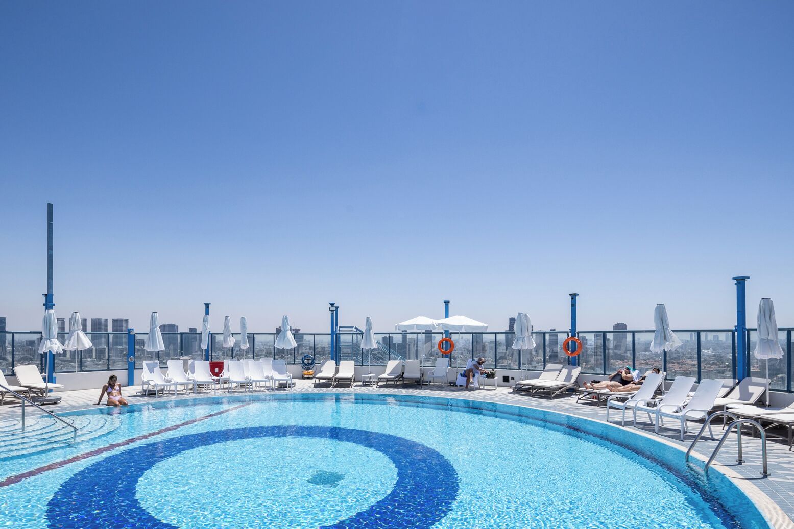 2 outdoor pools