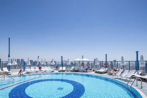 2 piscines extérieures