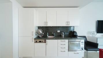 Apartemen, balkon, tepi laut | Dapur pribadi | Lemari es, microwave, oven, dan kompor