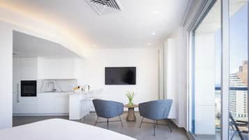 1 habitación, escritorio y espacio para trabajar con laptop