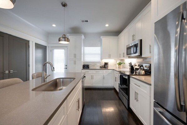 Réfrigérateur, micro-ondes, four, plaque de cuisson