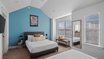 4 habitaciones, escritorio y tabla de planchar con plancha