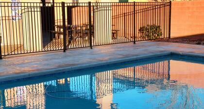 Private Home & Fenced POOL 32'x16', sleeps 15, Jacuzzi, TV/Game rm, Play-Set