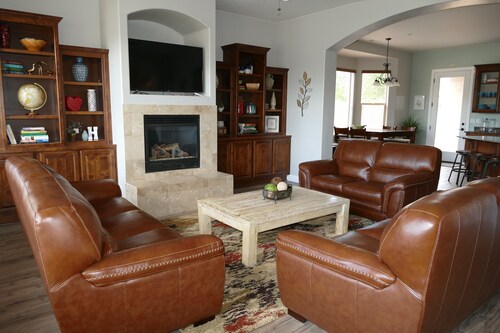Private Home & Fenced POOL 32'x16', sleeps 15, Jacuzzi,  TV/Game rm, Play-Set