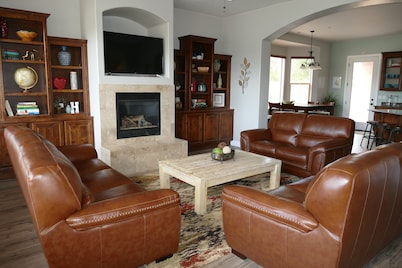 Private Home & Fenced POOL 32'x16', sleeps 15, Jacuzzi,  TV/Game rm, Play-Set