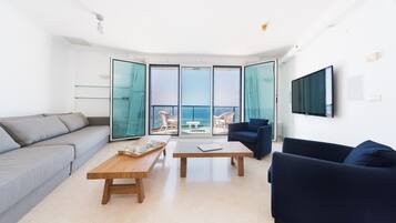 Appartement, niet-roken, uitzicht op zee | Woonruimte | Een lcd-televisie