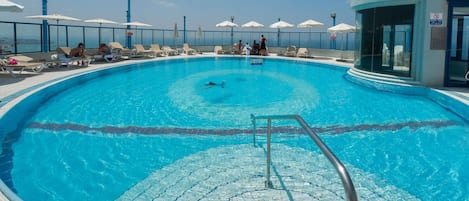 3 outdoor pools, a rooftop pool