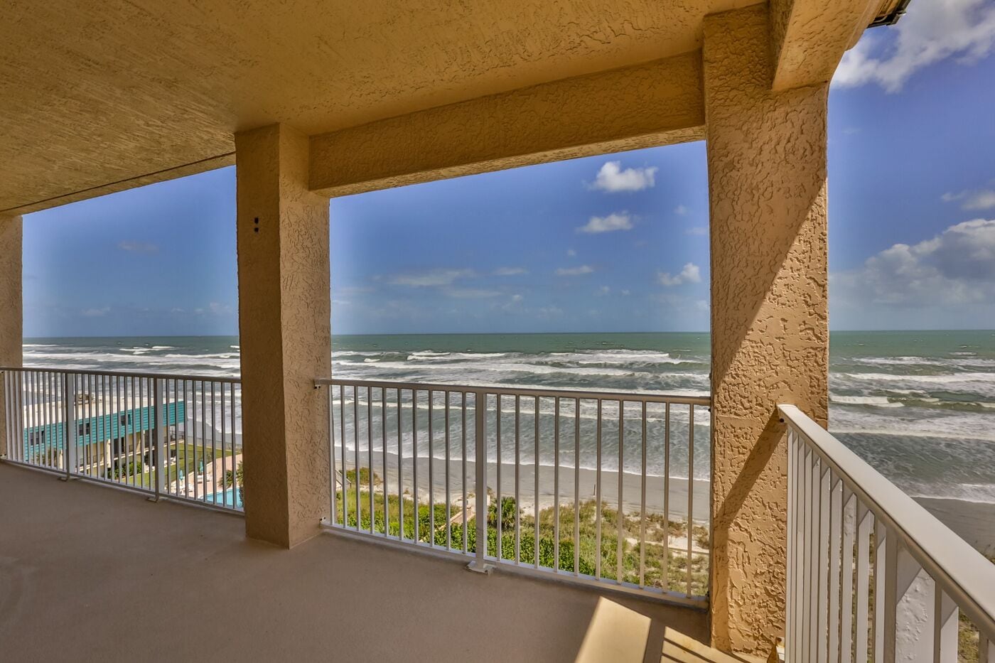 Spacious Oceanfront, Corner, Condo, Walking Distance to Flagler, Hot Tub