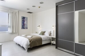 Appartement, 2 slaapkamers, aan het strand | 2 slaapkamers, een laptopwerkplek, verduisterende gordijnen