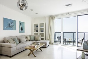 Appartamento, 2 camere da letto, di fronte alla spiaggia | Area soggiorno | TV a schermo piatto