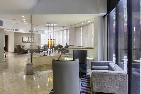 Lobby sitting area - Luxurious 90sqm 2BR Beach Front (Tel Aviv)