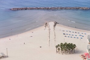 靠近海滩