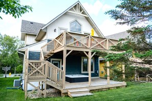 Chalet, 5 Bedrooms (BV 6 - Stella Chalet, Pool Access) | Individually decorated, individually furnished, free WiFi, bed sheets