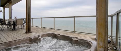 Nhà gỗ, 4 phòng ngủ, sát bãi biển (BV 10 - Aqua Center, No Pool Access) | Hiên
