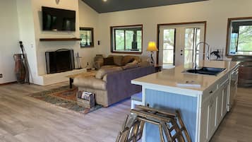 Téléviseur connecté, foyer, table de ping-pong, livres