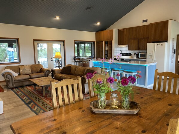 Smart-tv, eldstad, ett bordtennisbord och böcker