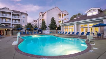 Innendørsbasseng og et oppvarmet basseng