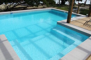 Outdoor pool, sun loungers - Reflections Retreat Vanuatu (Port-Havannah)