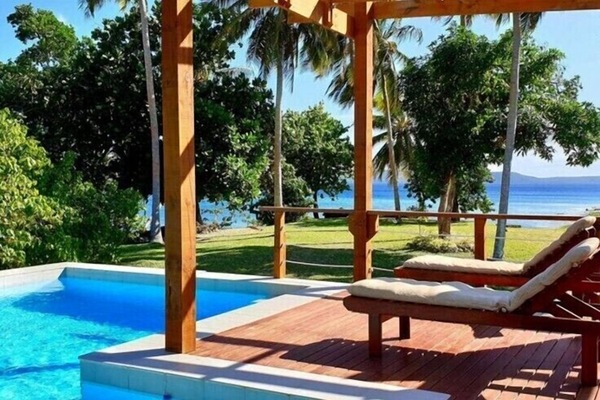 Piscina externa, espreguiçadeiras