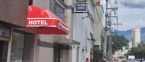 Un hôtel avec une enseigne indiquant « HÔTEL » et « Colombia Avenue ».
