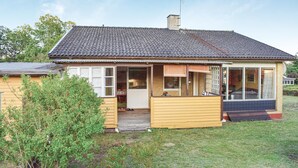 A single-story house with a tiled roof, a front porch, and a small garden area. - Gorgeous home in Hästveda with kitchen (Hästveda)
