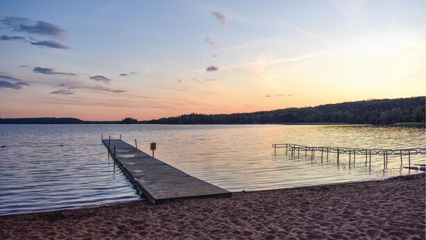 A wooden pier extending into calm waters with a clear sky above. - Gorgeous home in Hästveda with kitchen (Hästveda)