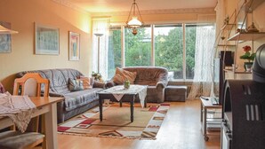 A cozy living room with a sofa, a coffee table, and a TV stand. - Gorgeous home in Hästveda with kitchen (Hästveda)