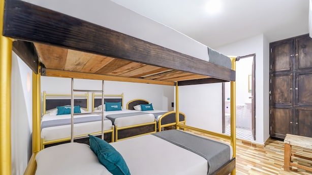 Family Room | Hypo-allergenic bedding available, WiFi (free), bed sheets - Ayenda 1305 Retro (Barranquilla)