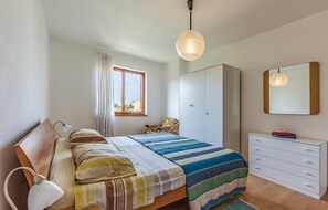 3 bedrooms, free WiFi, bed sheets