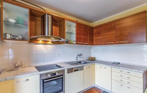 Réfrigérateur, surface de cuisson, lave-vaisselle, cafetière-théière
