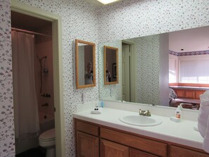 Combined shower/bathtub, jetted bath, hair dryer, towels