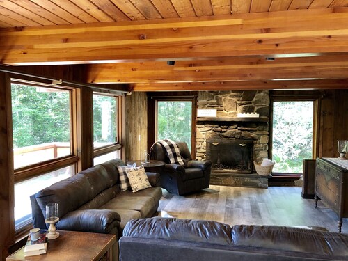 Charming Family Ski Chalet Less Than 5 minutes Drive to Okemo/Jackson Gore