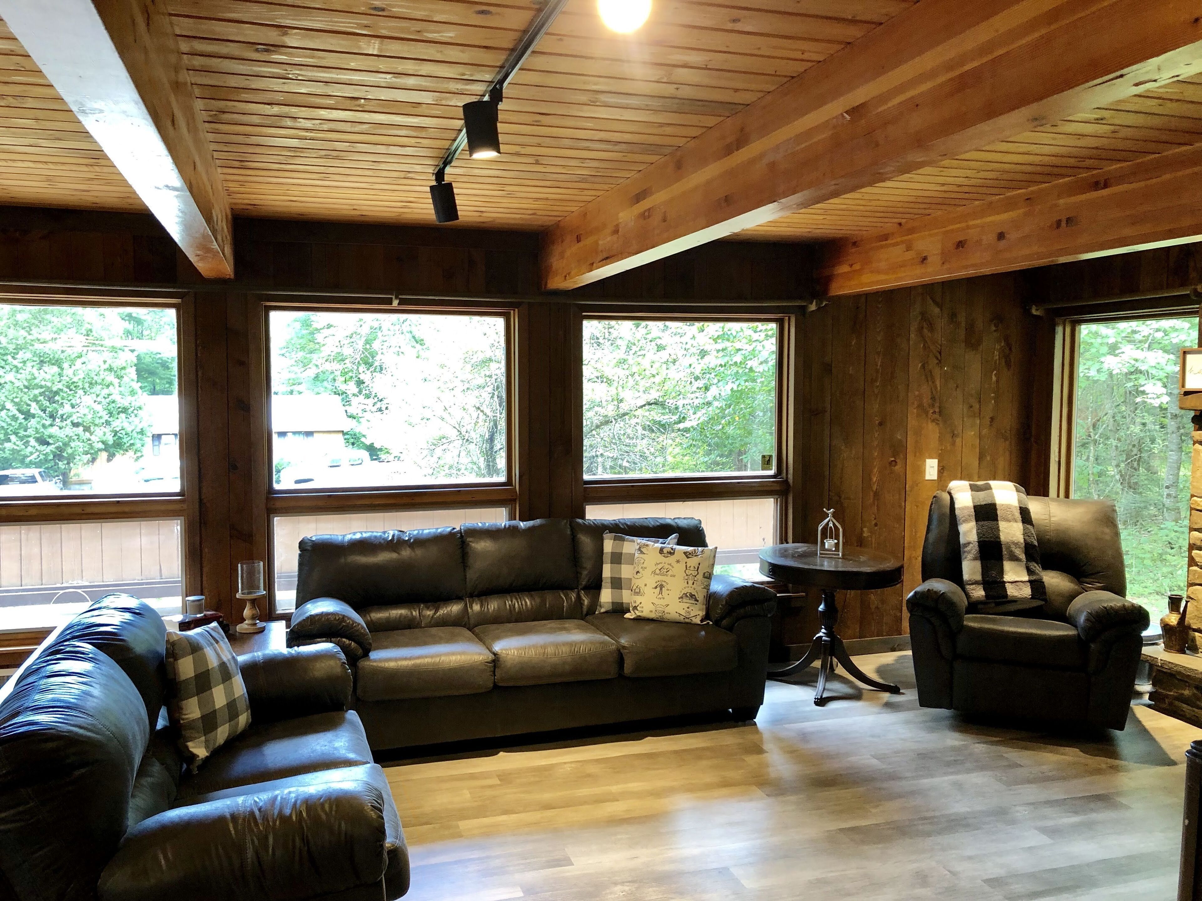 TV connectée, cheminée, jeux vidéo, livres