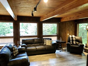 Smart-TV, Kamin, Videospiele, Bücher