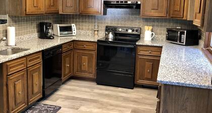 Viehättävä perheen hiihtomökki Alle 5 minuutin ajomatkan päässä Okemo / Jackson Goresta