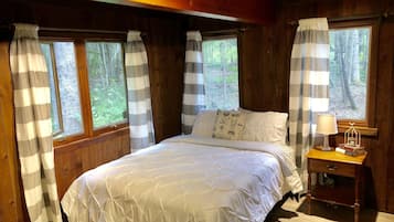 3 makuuhuonetta, työpöytä, silitysrauta/-lauta, vauvan matkasänky