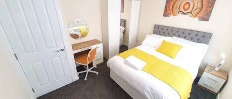 3 bedrooms, in-room safe, desk, soundproofing