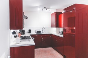 Fridge, microwave, oven, stovetop - Salford Holiday Apartment Manchester Apart hotel  (Salford, Manchester)
